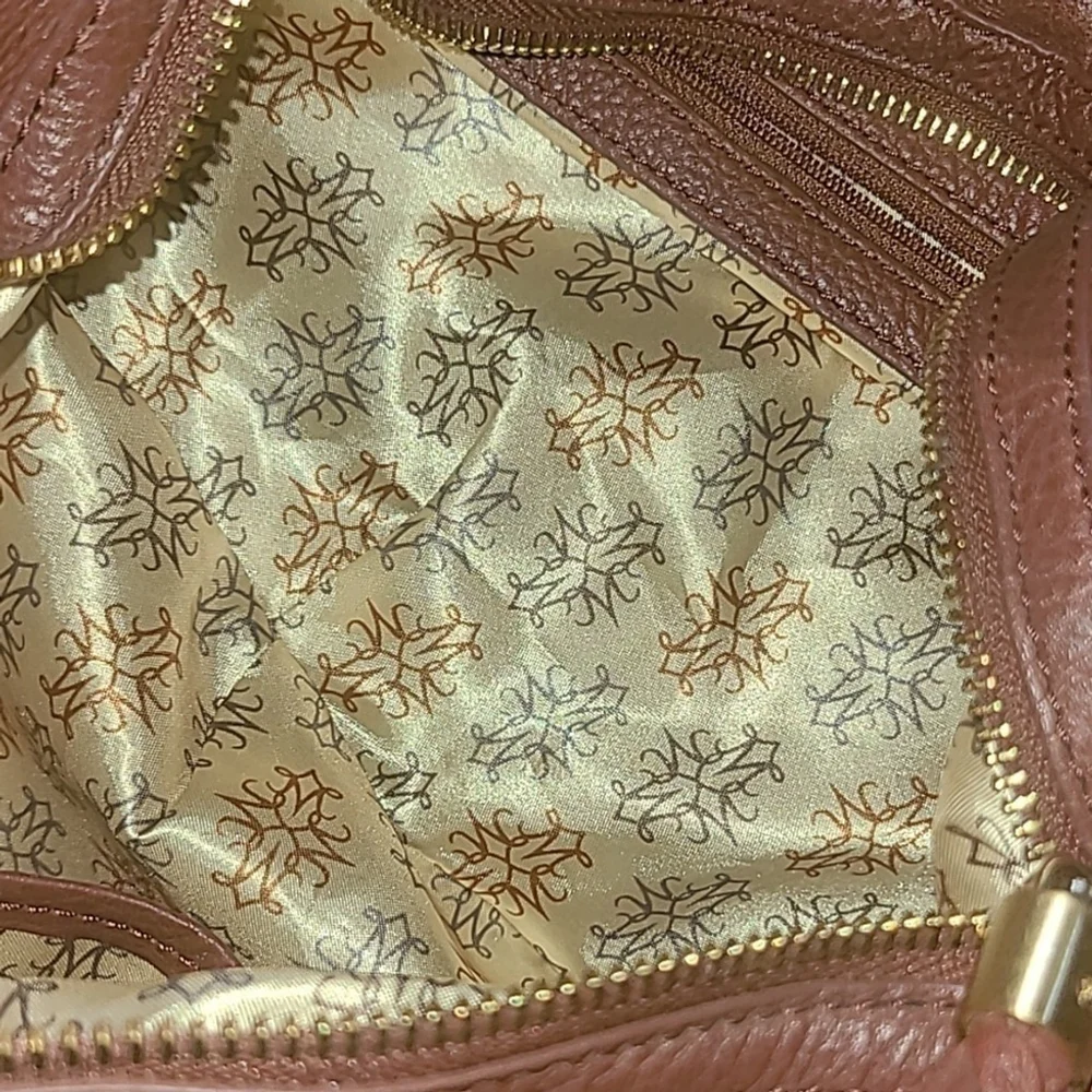 Johnston & Murphy leather shoulder bag. Pebbled leather in EUC. (#1028)